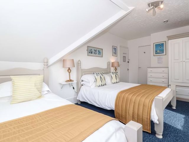 images/rooms/gallerys/room-1/room1-6-kireth-ai.jpeg