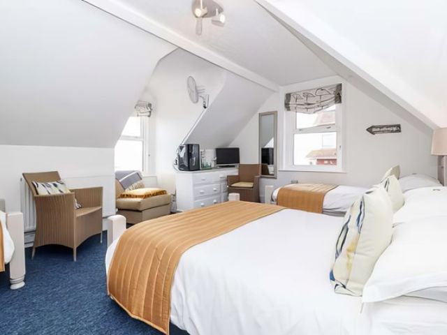 images/rooms/gallerys/room-1/room1-8-kireth-ai.jpeg